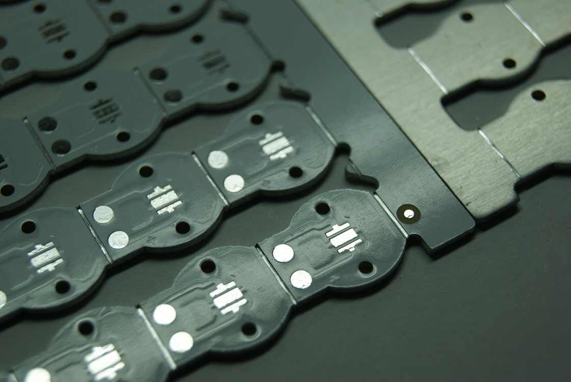 Yüksek Termal İletişimlilik Metal PCB Beyaz İpek Ekranı ve 0.1mm Min. Isı Yönetimi için İpek Ekran Köprüsü